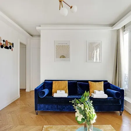 Chic And Cozy In The Heart Of Appartement