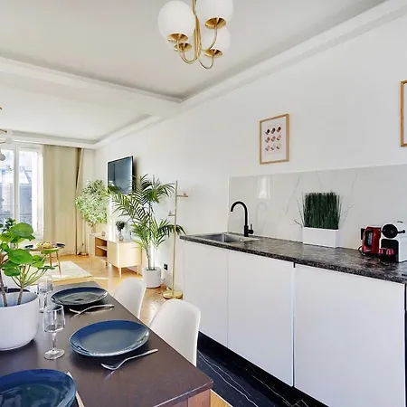 Chic And Cozy In The Heart Of Appartement